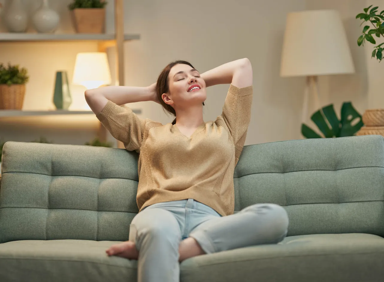 femme se relaxant sur un canapé